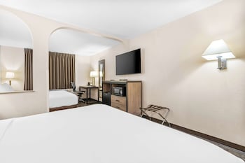 Standard Room, Multiple Beds, Non Smoking, Refrigerator & Microwave