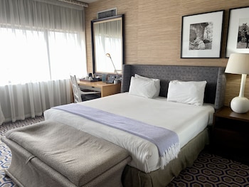 Executive Suite, 1 Queen Bed, Non Smoking, Harbor View