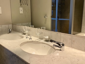 Executive Suite, 1 Queen Bed, Non Smoking, Harbor View