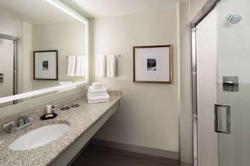 Traditional Room, 2 Queen Beds (Mobility/Hearing Accessible, Tub)