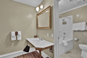 Jetted Tub Queen