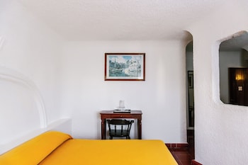 Junior Room, 1 King Bed, Refrigerator & Microwave