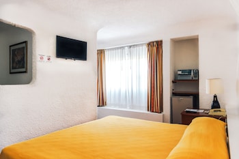 Junior Room, 1 King Bed, Refrigerator & Microwave
