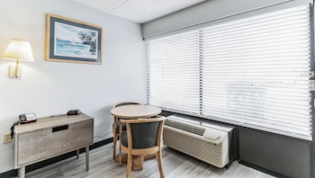 Standard Room, 1 King Bed, Accessible, Kitchenette