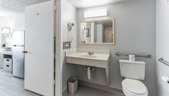 Standard Room, 1 King Bed, Accessible, Kitchenette