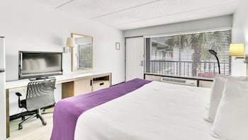 Standard Room, 1 King Bed, Non Smoking, Kitchenette