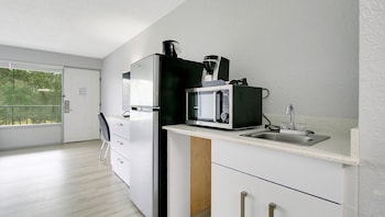 Deluxe Room, 2 Queen Beds, Non Smoking, Jetted Tub