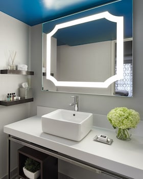 Deluxe Room, 1 King Bed (Mobility/Hearing Accessible, Tub)