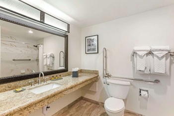 Standard Room, 2 Queen Beds, Accessible, Bathtub