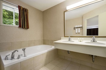 Honeymoon Suite, 1 Queen Bed, Jetted Tub