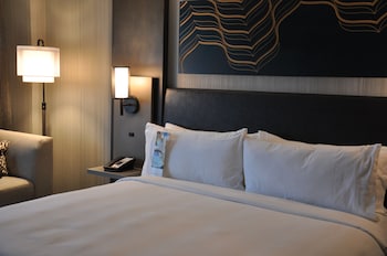 Club Room, 1 King Bed (Mobility/Hearing Accessible, Tub)