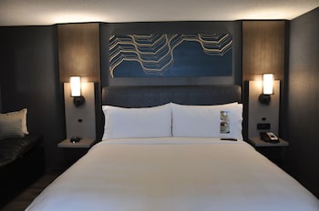 Club Room, 1 King Bed (Mobility/Hearing Accessible, Tub)