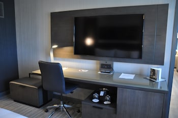 Club Room, 1 King Bed (Mobility/Hearing Accessible, Tub)
