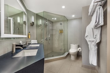 Standard Studio, 1 King Bed, Non Smoking, Kitchenette (Shower Only)