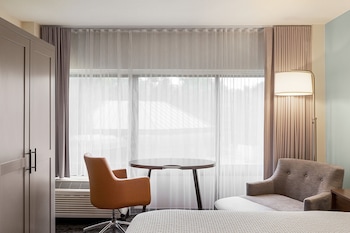 Standard Room, 1 King Bed, Accessible (Communications)