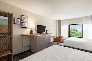 Standard Room, 2 Queen Beds, Pool View