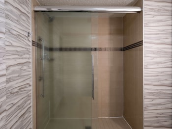 Suite, 1 King Bed, Accessible