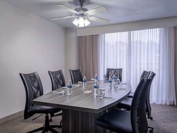 Executive Suite, 1 King Bed, Non Smoking (Boardroom)