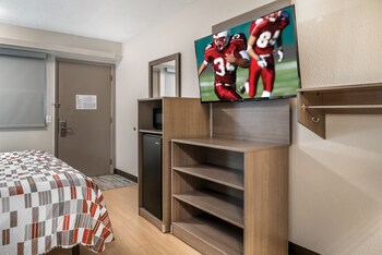 Standard Room, 1 King Bed, Accessible (Smoke Free)