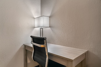 Standard Room, 1 King Bed, Accessible (Smoke Free)