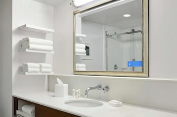 Room, 1 King Bed, Refrigerator & Microwave