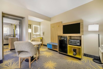 Suite, Multiple Beds, Non Smoking (1st Floor Only)