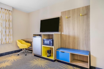 Room, 1 King Bed, Non Smoking, Microwave