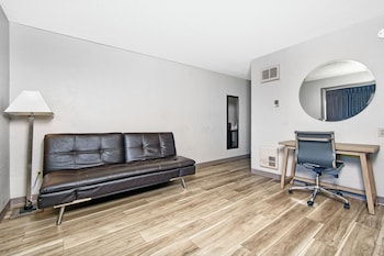 Business Suite, 1 King Bed, Accessible, Non Smoking (Mobility, Bathtub w/Grab Bars)
