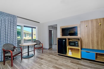 Deluxe Suite, 1 Bedroom, Accessible, Non Smoking (Mobility, Roll-In-Shower)