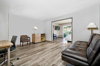 Business Suite, 1 King Bed, Accessible, Non Smoking (Mobility, Bathtub w/Grab Bars)