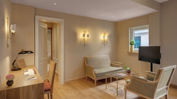 Junior Suite (Deluxe)