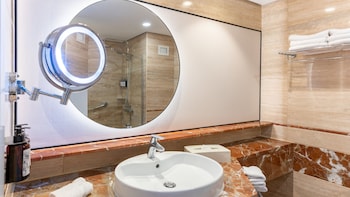 Standard Room, 1 Queen Bed (Accessible Bathtub)