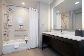 Room, Bathtub (2 Queen Bed & Sofabed)