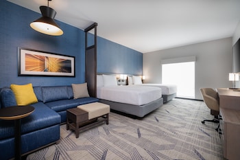 Room, Bathtub (2 Queen Bed & Sofabed)
