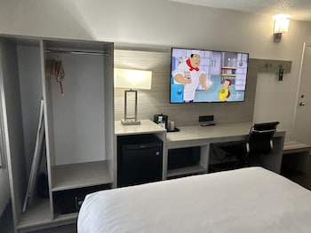Room, 2 Queen Beds, Non Smoking, Ground Floor