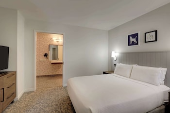 Suite, 2 Queen Beds, Accessible (Mobility/Hearing Shower Two Bedrooms)