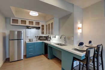 Suite, 1 Queen Bed, Accessible (Mobility Tub One Bedroom)