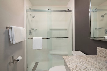 Room, 1 King Bed, Hearing Accessible (Accessible Bathtub)