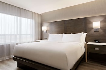 Suite, 1 King Bed, Accessible, Bathtub