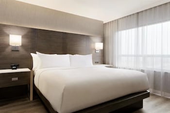 Suite, 1 King Bed, Accessible, Bathtub