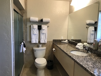 Deluxe Room, 2 Queen Beds (2 Queen Beds Adjoining Room)