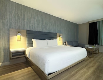 Suite, 1 Bedroom, Non Smoking, Pool View