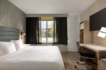 Suite, 1 Bedroom, Non Smoking, Pool View