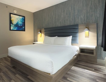 Suite, 1 Bedroom, Non Smoking, Pool View