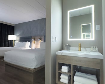 Room, 2 Double Beds, Non Smoking, Pool View
