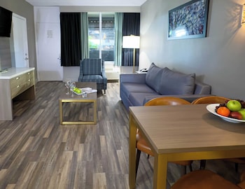 Suite, 1 Bedroom, Non Smoking, Pool View