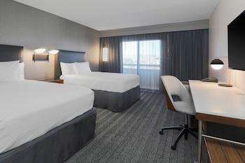 Room, 2 Queen Beds, Pool View