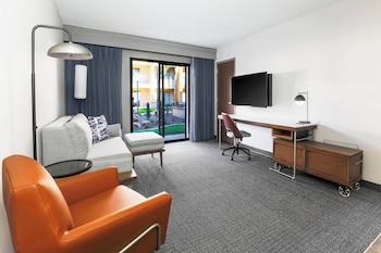 Room, 2 Queen Beds, Pool View