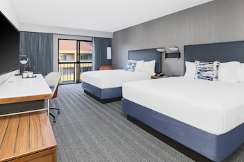 Room, 2 Queen Beds, Pool View