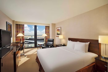 Room, 1 King Bed, Accessible, Bathtub (Runway)